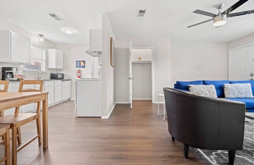Central Arlington Apartment | Walk to AT&T Stadium – Cozy & Clean 1BR Retreat