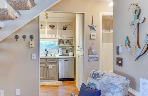 Summer Breeze Condo | Walk to Beaches: Resort Getaway Near Pier Park!