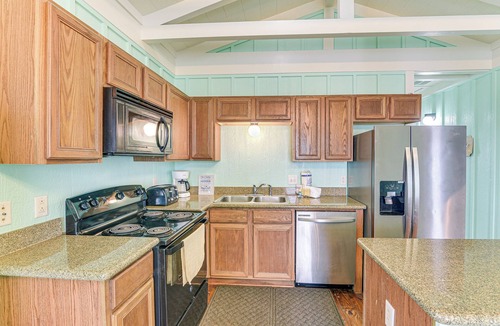 Port Bolivar House | Walk to Beach: Home w/Hot Tub & Deck in Gilchrist