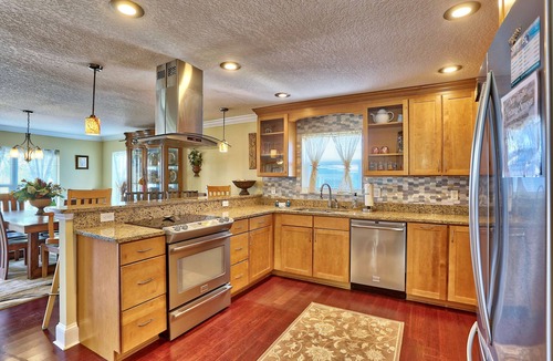 Gulfport House | ☀️Walk to Beach🐬Private Deck🌴Comfort Cove🌊Walking Distance to Restaurants