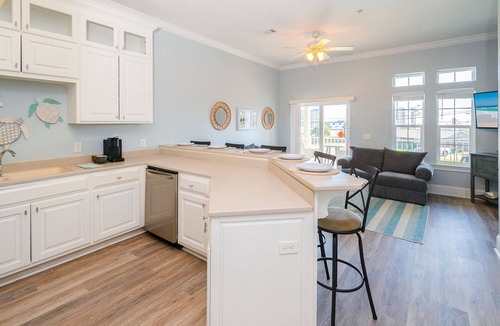 El Centro Beach House | WALK TO BEACH! Spacious, Sleeps 12! Gulf View, Pool