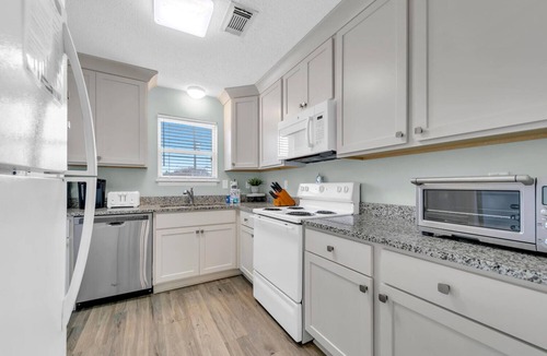 Kiska Beach House | 🌊Walk to Beach-Dog Friendly-Great Location-Sand Dollar B🌊