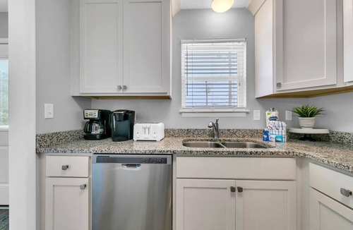 Kiska Beach House | 🌊Walk to Beach-Dog Friendly-Great Location-Sand Dollar🌊