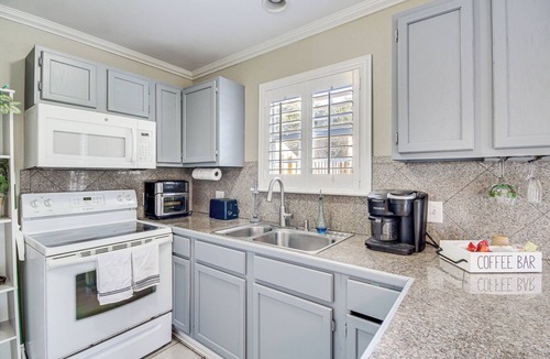 Waveland Cottage | Walk to Beach: Waveland Retreat w/Yard!