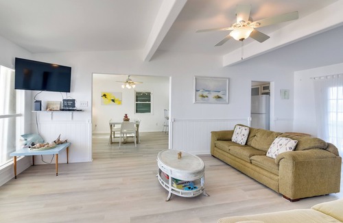 Bermuda Beach House | Walk to Bermuda Beach! Family Getaway w/Deck