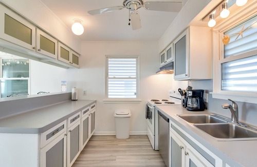 Bermuda Beach House | Walk to Bermuda Beach! Family Getaway w/Deck