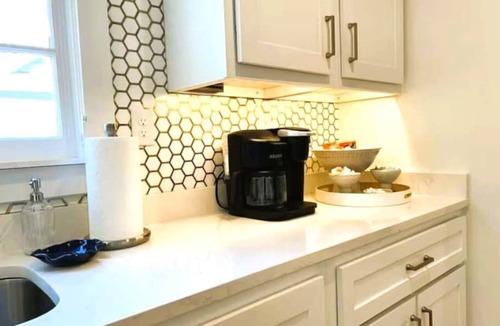 Oxford House | Walk to Campus & Square*Pets Welcome*Luxury Home