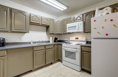 Highlands - Perkins Apartment | Walk to LSU Campus & Bars! Condo w/Community Pool