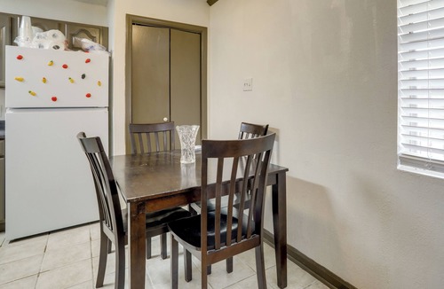 Highlands - Perkins Apartment | Walk to LSU Campus & Bars! Condo w/Community Pool