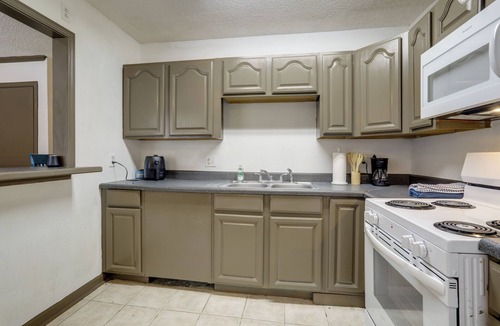 Highlands - Perkins Apartment | Walk to LSU Campus & Bars! Condo w/Community Pool