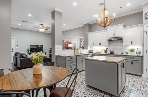 Brazos Condo | Walk to Magnolia 2 Minutes to Baylor Huge Private Balcony King Beds