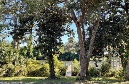 Lakeside House | Walk to Old St Andrews from cozy bungalow on Lake Huntington: The Crow’s Nest