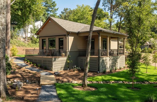 Oxford Cottage | Walk to Oxford Square and Grove on Ole Miss Campus. No stress or parking hassles