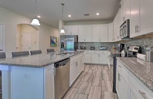 Loughman Cottage | Walk to Pool, 12 Mi to Disney: Solterra Retreat!