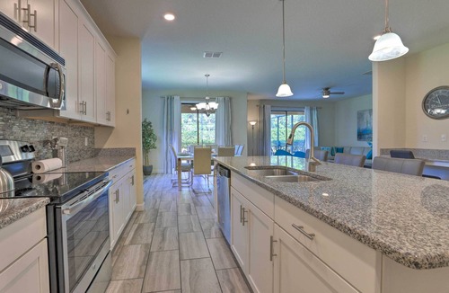 Loughman Cottage | Walk to Pool, 12 Mi to Disney: Solterra Retreat!