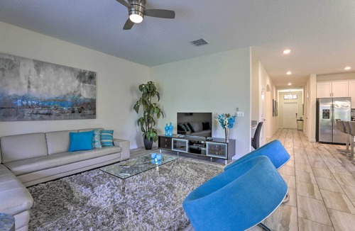Loughman Cottage | Walk to Pool, 12 Mi to Disney: Solterra Retreat!