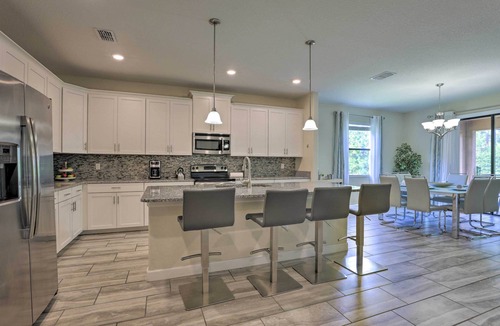 Loughman Cottage | Walk to Pool, 12 Mi to Disney: Solterra Retreat!