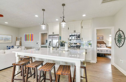 Crystal Beach Cottage | Walk to Sand! Home w/Wide-open Ocean Views + Bar