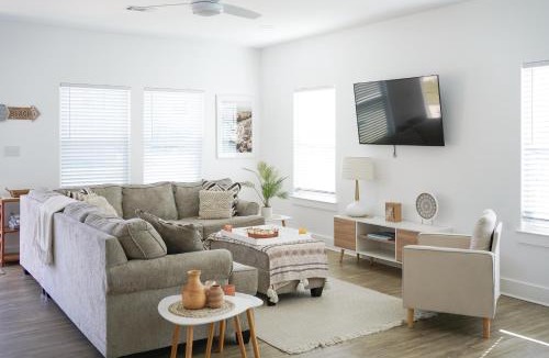 Biloxi Cabin | Walk to the beach, comes with two bikes, fully fenced in back yard!