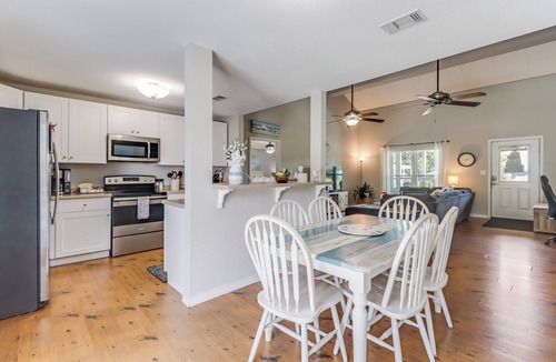 Long Beach House | Walk to the Beach & Downtown, Large Front Porch, Premium Bedding