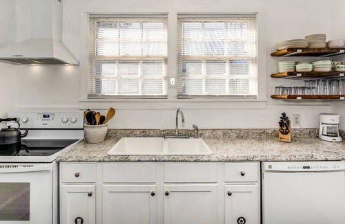 Old East Hill House | Walk To The Pensacola Bay Center - Historic Downtown Single Family Home - Fast WiFi - Old East Hill