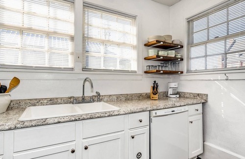 Old East Hill House | Walk To The Pensacola Bay Center - Historic Downtown Single Family Home - Fast WiFi - Old East Hill