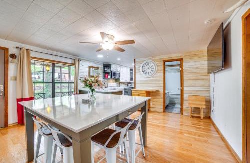 Ore City House | Walk to Water: Lake O' the Pines Cabin
