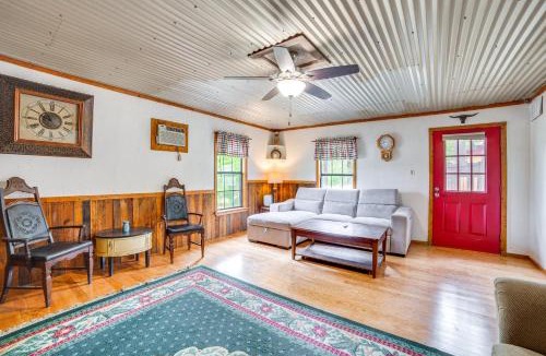 Ore City House | Walk to Water: Lake O' the Pines Cabin