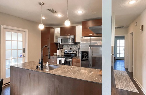 Downtown Cottage | Walkable Dixieland District Gem With Yard
