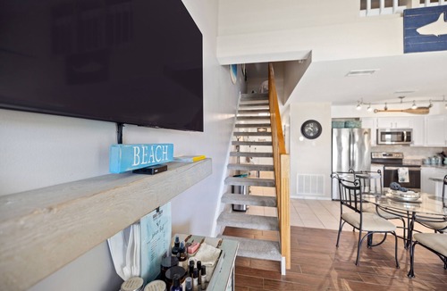 Frangista Beach Condo | Walking distance to the beach, the Whale’s Tail & Pompano Beach!