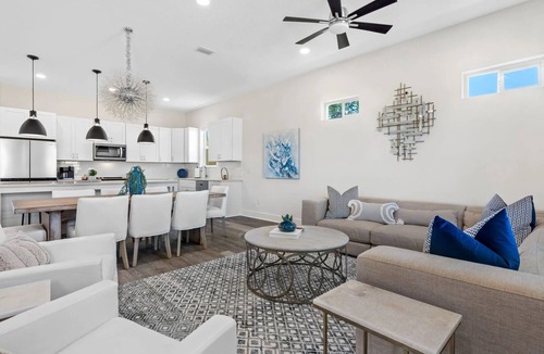 Hollywood Beach House | Wanderlust by AvantStay | Walk to Beach + Pool | New Construction
