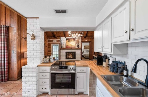 Uncertain House | Warm, Rustic Lodge with private dock access steps away, featuring a firepit, outdoor dining, and cornhole for laid-back nights.