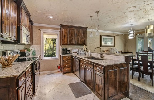 Holly Lake Ranch House | WATER AND GOLF COURSE VIEWS! HOT TUB! GAME ROOM! OUTDOOR DINING!