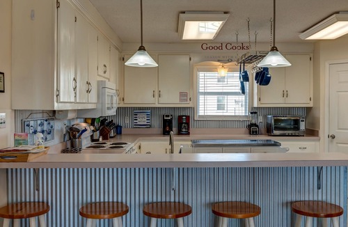 Silver Cay House | Water's Edge – Fun beach house on the canal, great for fisherman and beachgoers!
