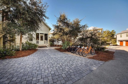 Watercolor House | Watercolor Carriage House- King Bd -2 Bikes-300 Yards to Frog Pool/Seasonally Heated