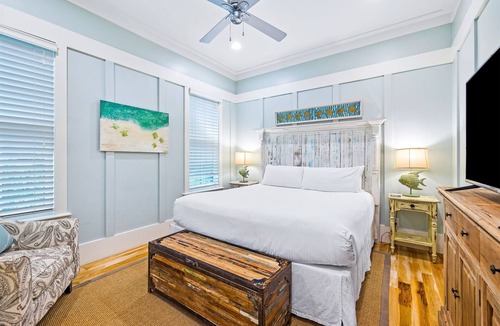 Forest District House | WaterColor with Golf Cart, BIG Private Pool, 5 Bikes! Great Outdoor Space!