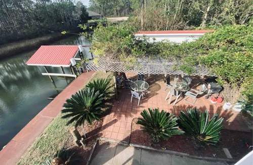 Avalon Beach Cottage | Waterfront 1 bedroom cottage in charming Milton/Pensacola with WiFi, AC