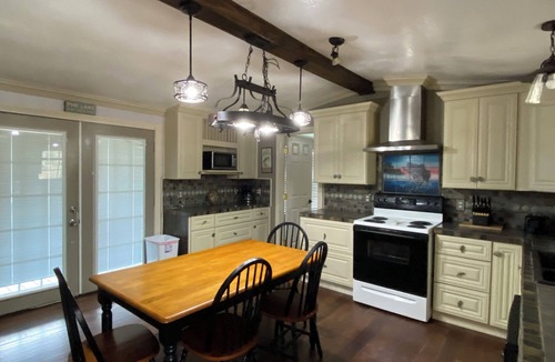 Anacoco House | Waterfront 2 bedroom home- South Toledo Bend