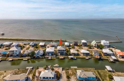 Dauphin Island House | Waterfront home with private grill dock and washer & dryer