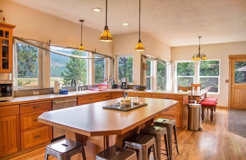 Liberty Lake House | Waterfront Liberty Lake Home Sleeps 20 w/Private Dock & Lake Views