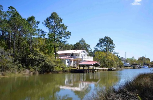 Florida Panhandle House | Waterfront Mediterranean 5-bedroom house, WiFi & AC in charming Milton/Pensacola