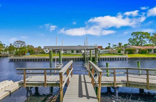 Tampa House | Waterfront Private Pool Pickleball Court Game Room
