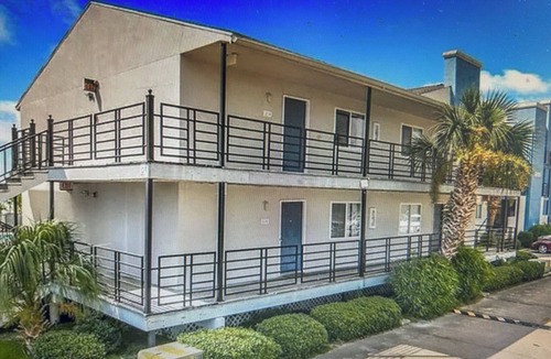 Slidell Condo | Waterfront retreat 2-bedroom condo in adorable Slidell with gym,and lake access.