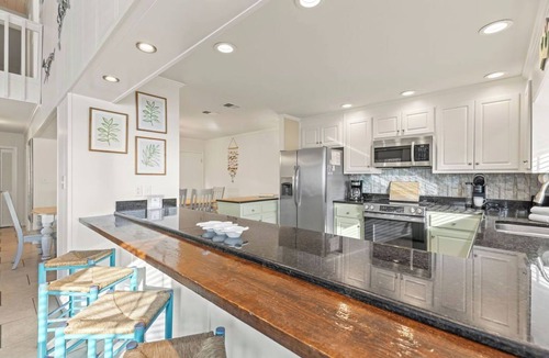 Gulf Trace House | “Waterside Wave” - Gulf Trace - Private Pool - Sleeps 14 - 100 Steps to the Gulf - EV Charger -