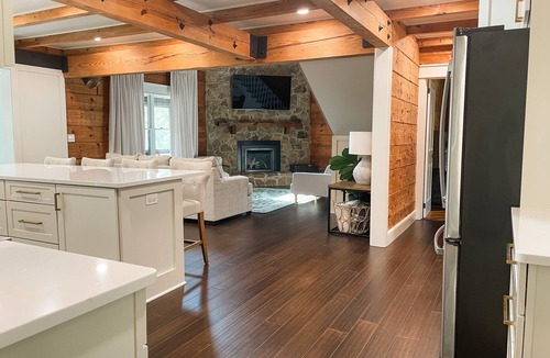 West Point Cabin | Waverly Lakehouse - private cabin, lake view, close to Old Waverly/Mossy Oak