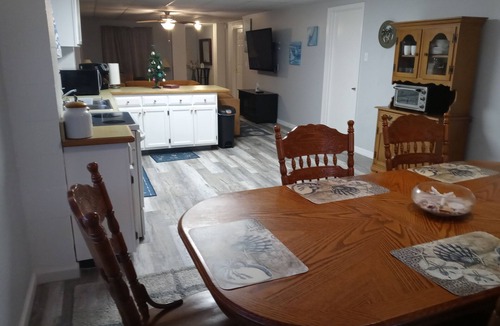 La Villa Gardens Apartment | We are the coolest hosts on the planet! You will love it here!