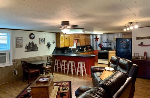 Broaddus House | We invite you to come stay at the Rayburn Retreat on Sam Rayburn Reservoir