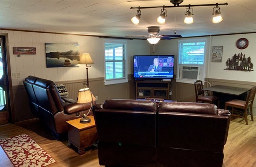 Broaddus House | We invite you to come stay at the Rayburn Retreat on Sam Rayburn Reservoir