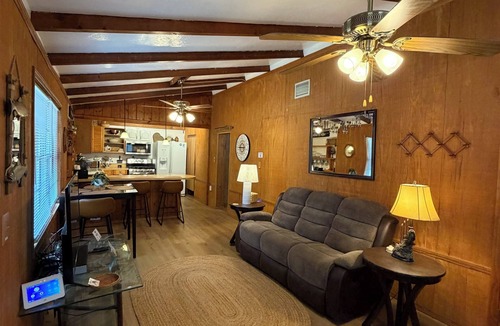 Fedhaven Cottage | Welcoming 2-bedroom cottage with AC in Lake Wales minutes from Camp Mack.