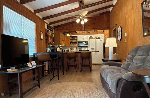 Fedhaven Cottage | Welcoming 2-bedroom cottage with AC in Lake Wales minutes from Camp Mack.